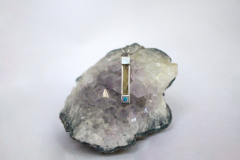 Rechte hanger met klein blauw edelsteentje